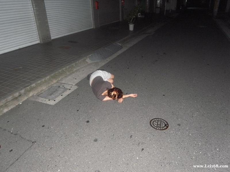 清冷的街道上,一个喝醉的女孩趴在地上,左近的街道上却一尘不染.