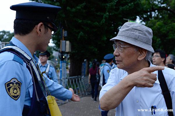 據說日本警察的大部分時間都是在幫助老人過馬路.